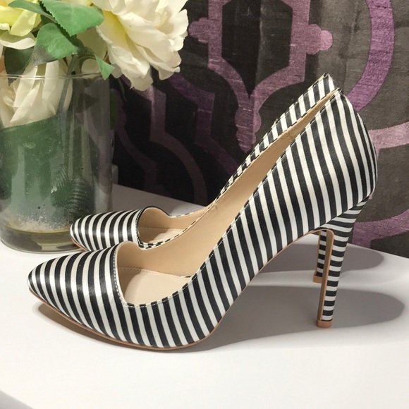 Women’s Pumps - Picture 2 of 5